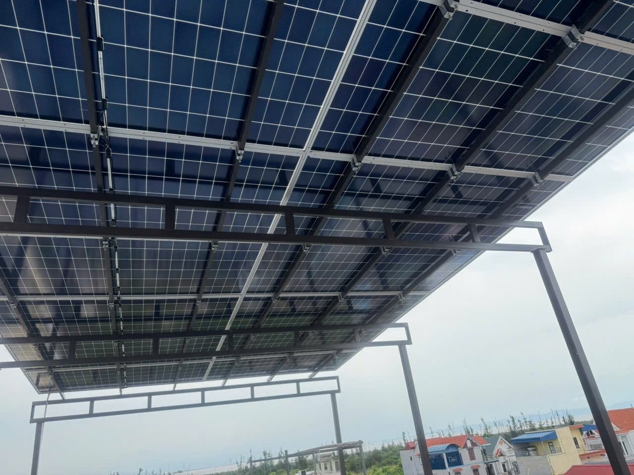 Khung giàn thép nâng cao đỡ dàn pin mặt trời