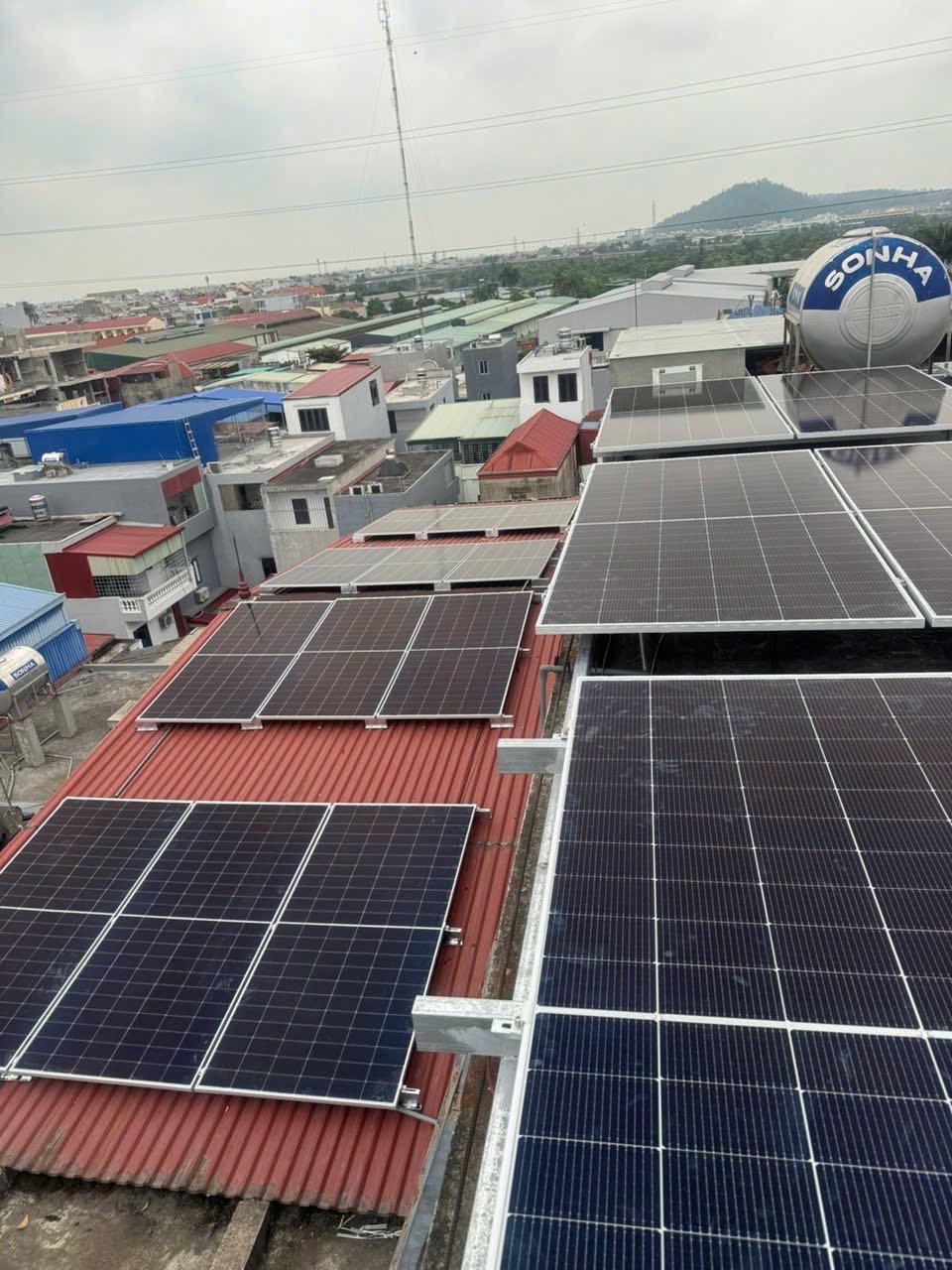 Dàn pin năng lượng mặt trời trên mái tôn và khung nâng